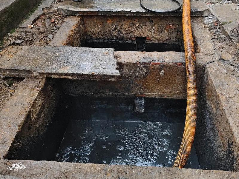 福建路清理化粪池